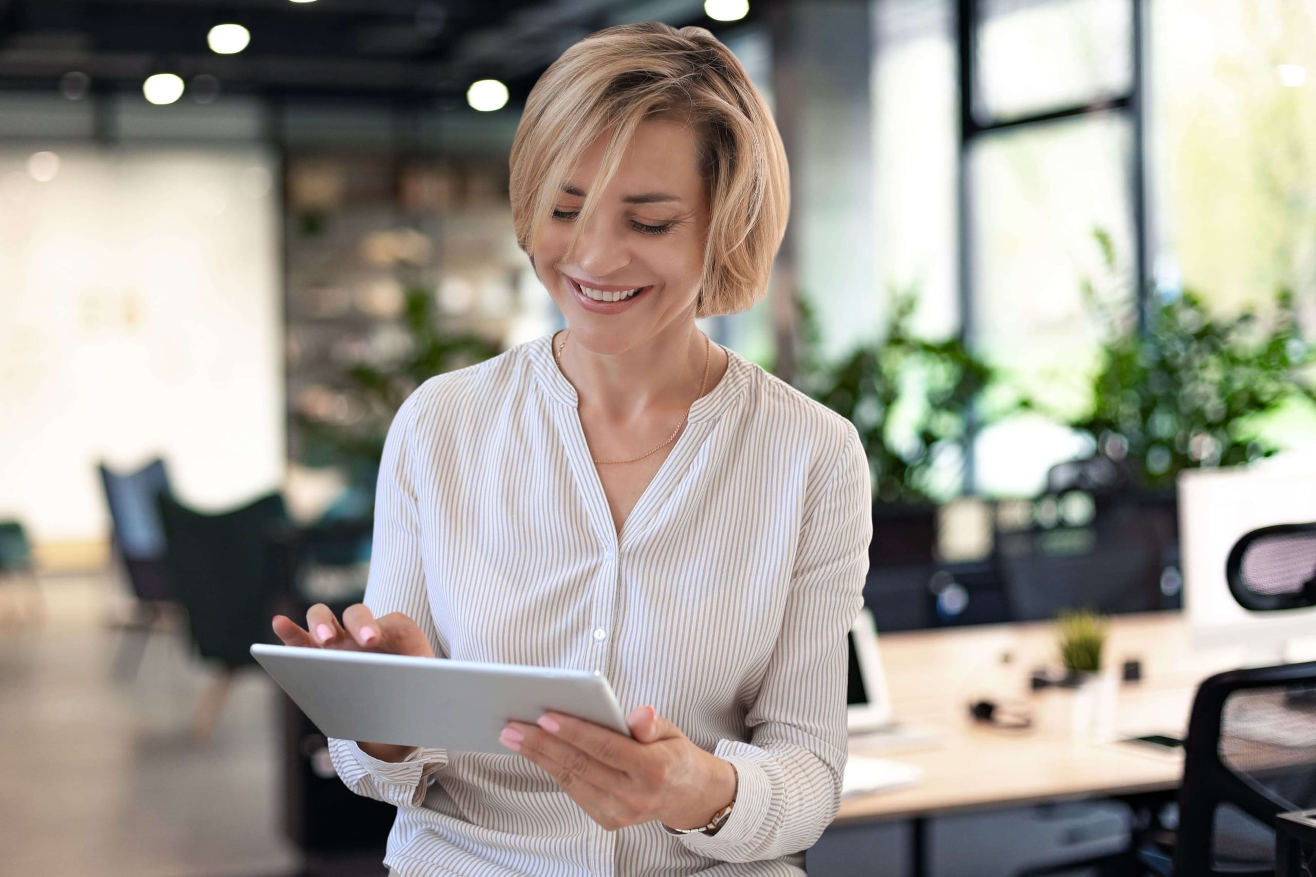 entrepreneure suisse détendue qui consulte les informations sur sa fiduciaire en ligne